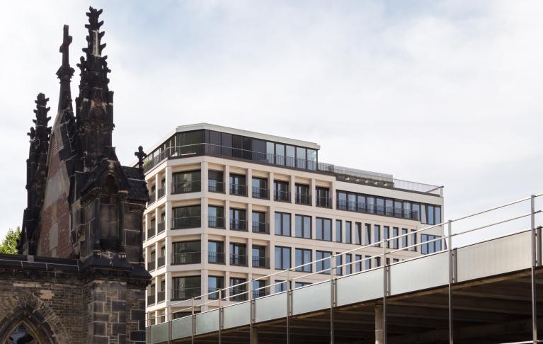 Außenaufnahme des Geschäftshauses Hopfenmarkt 33 in Hamburg mit historischer Fassade und städtischer Umgebung